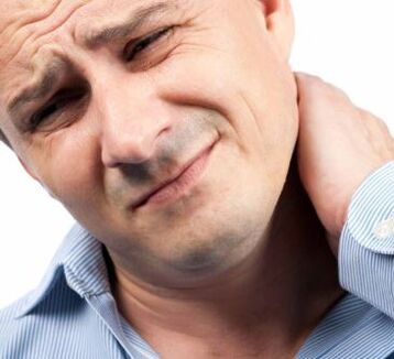 El dolor y los dolores en el cuello son síntomas de osteocondrosis espinal.