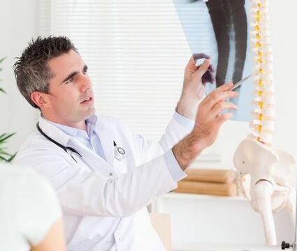 Según un examen de rayos X, el médico podrá diagnosticar la osteocondrosis.